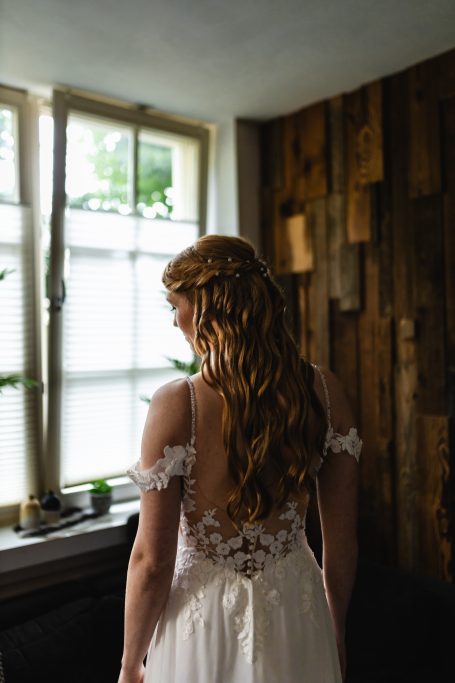 Brautkleid beim Getting Ready