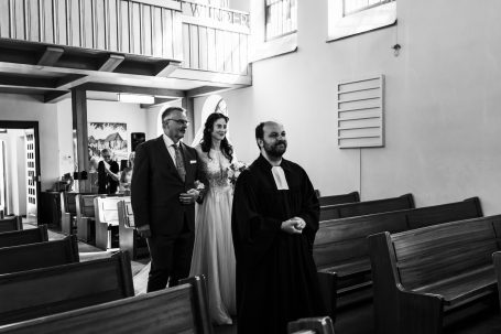 Braut kommt in die Kirche