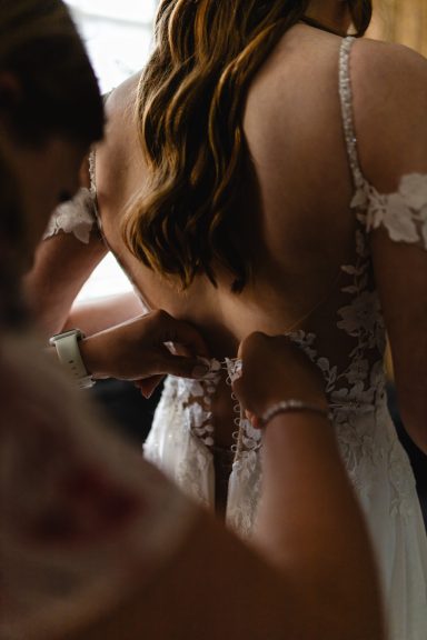 Brautkleid beim Getting Ready
