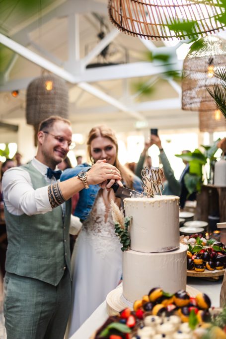 Anschneiden der Hochzeitstorte